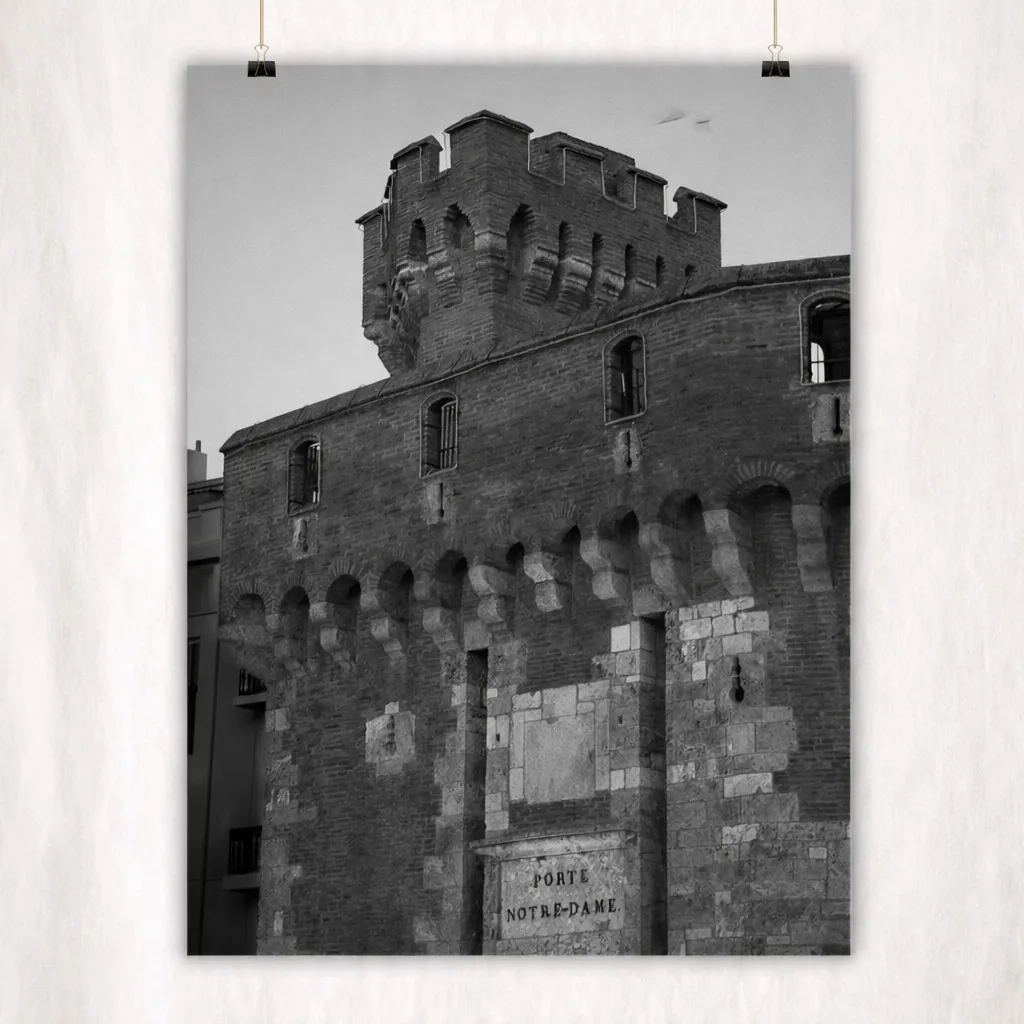 Tirage d'art "Castillet Porte Ntr Dame" - N&B (40x50 cm, Blanc)